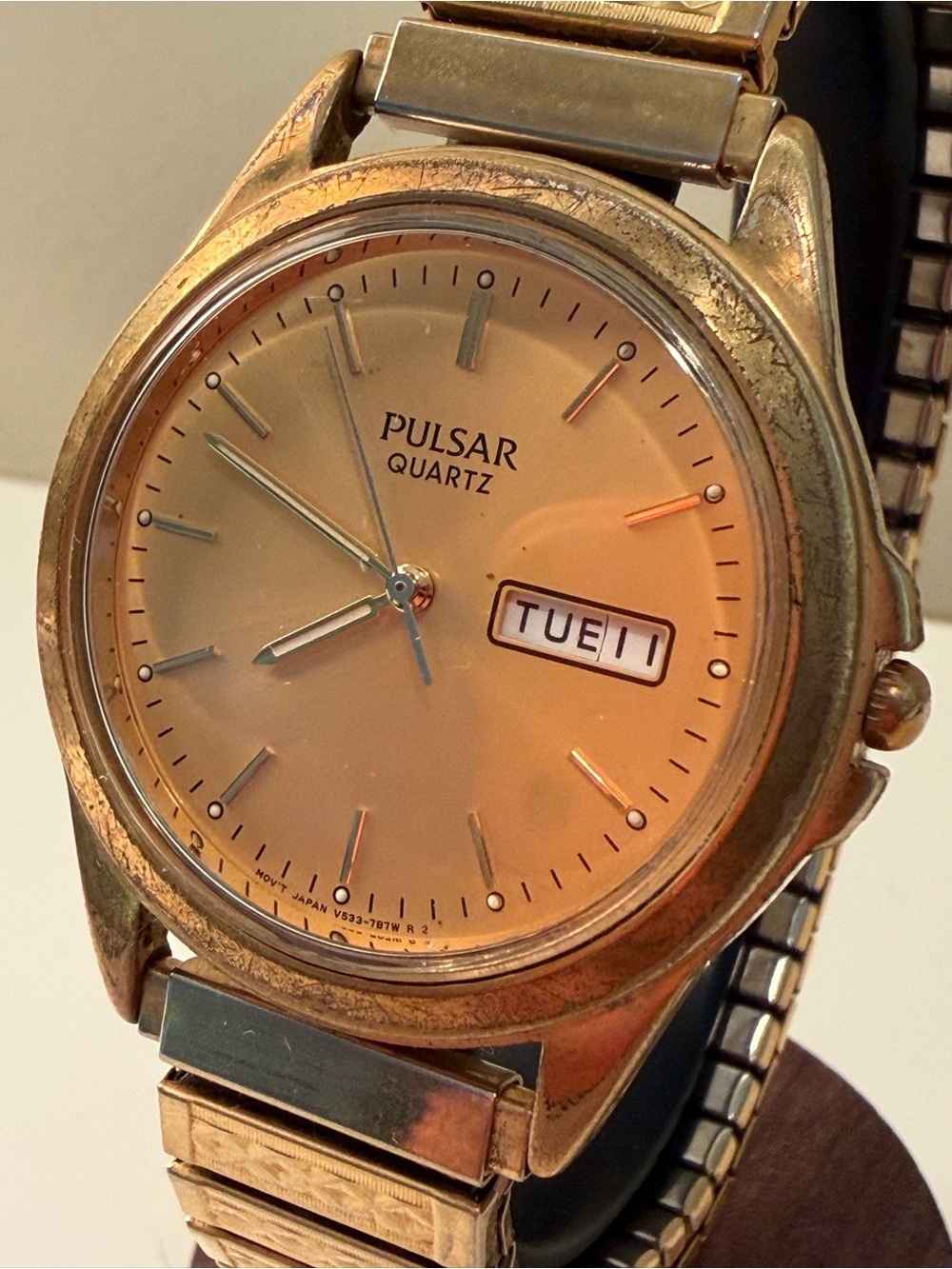 Vintage Pulsar Quartz Day-Date – Gold Tone Stretch Bracelet (36mm) - Picture 2 of 7